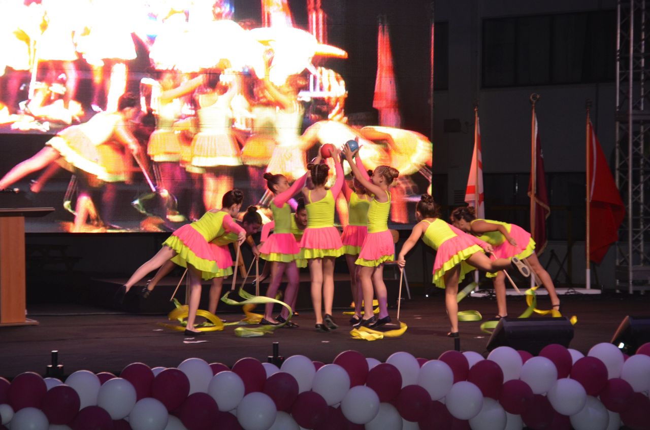 Yakin Dogu Ilkokulu Ogrencilerinin Mezuniyet Coskusu Yakin Dogu Okul Oncesi